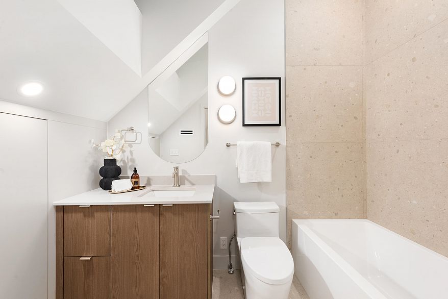 2 2635 W 12th Avenue