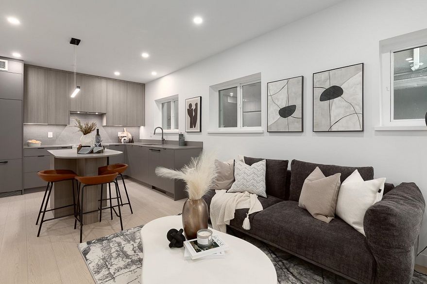 210 2339 E 34th Avenue