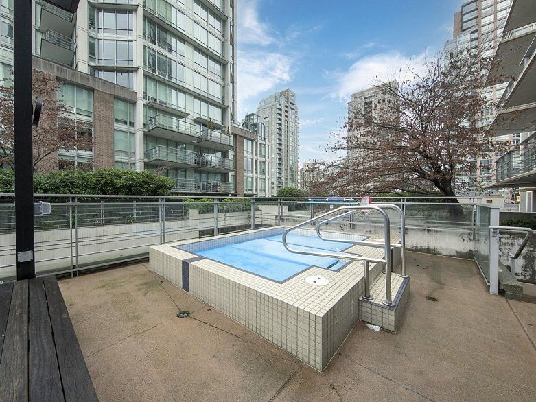 806 565 Smithe Street