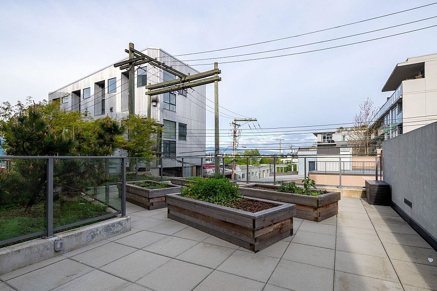 401 210 E 5th Avenue