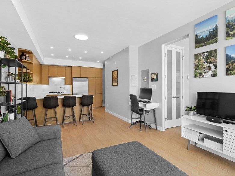 208 2528 Collingwood Street