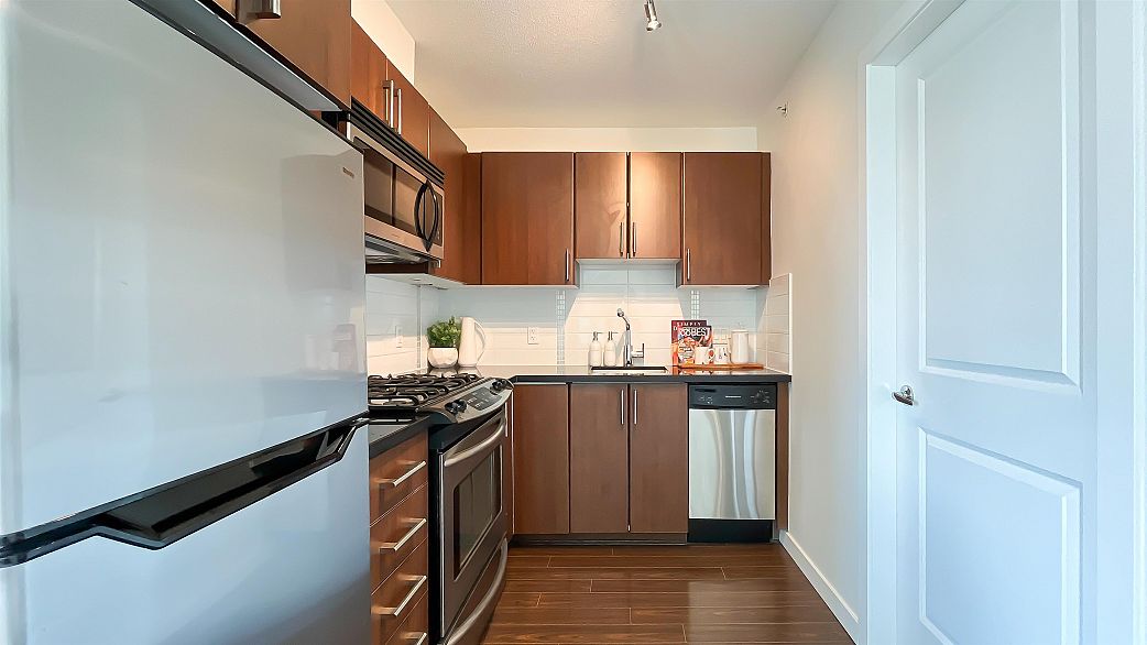 1106 1068 W Broadway