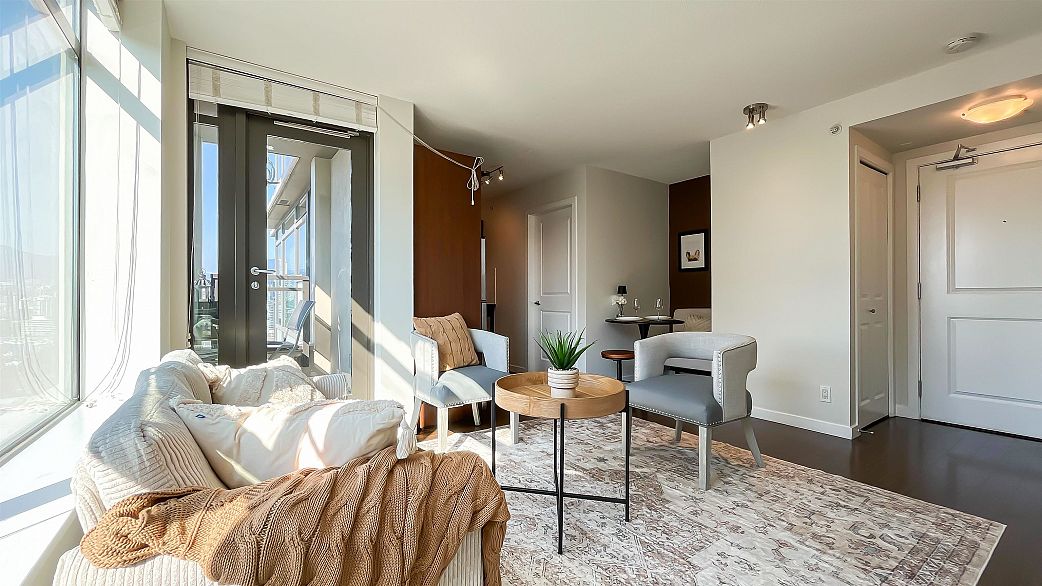 1106 1068 W Broadway