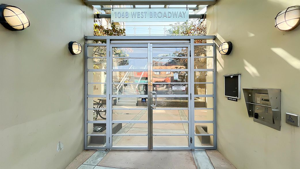 1106 1068 W Broadway