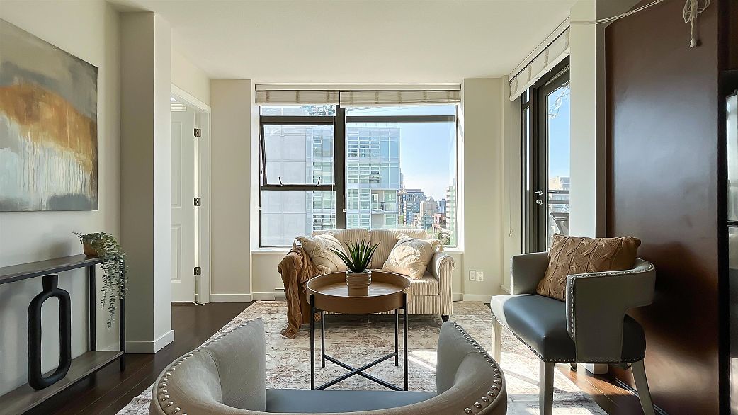 1106 1068 W Broadway