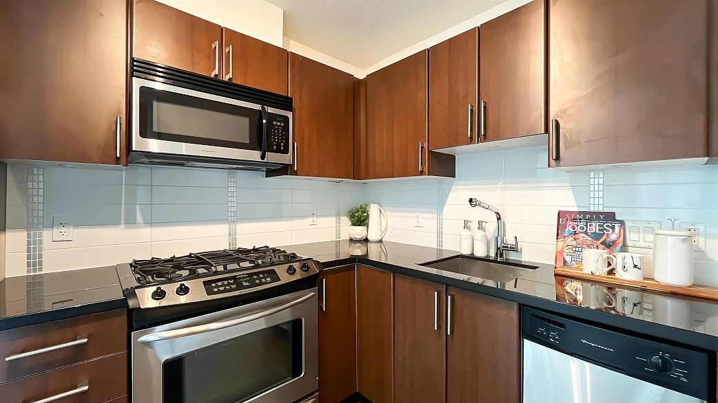 1106 1068 W Broadway