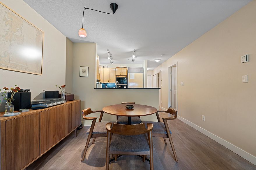 102 3083 W 4th Avenue