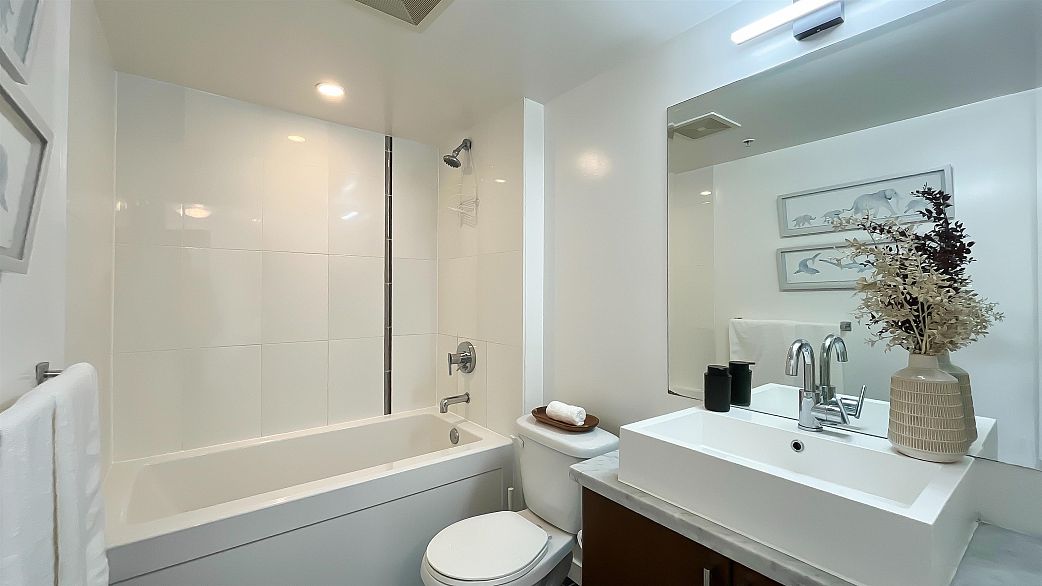 1106 1068 W Broadway