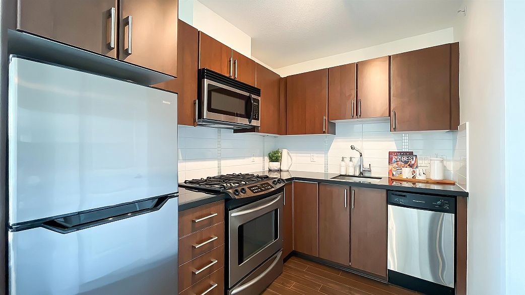 1106 1068 W Broadway