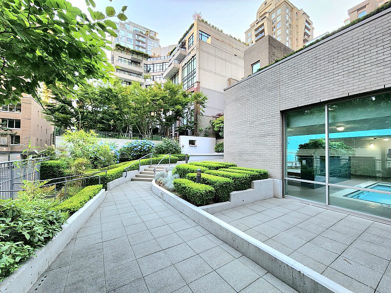 928 RICHARDS STREET, Vancouver BC V6B 3C1