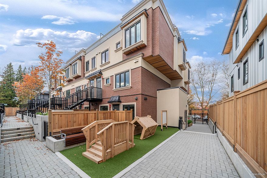 208 918 W 32nd Avenue