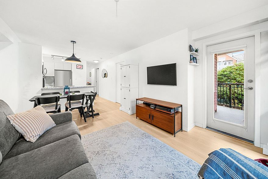 203 930 W 16th Avenue