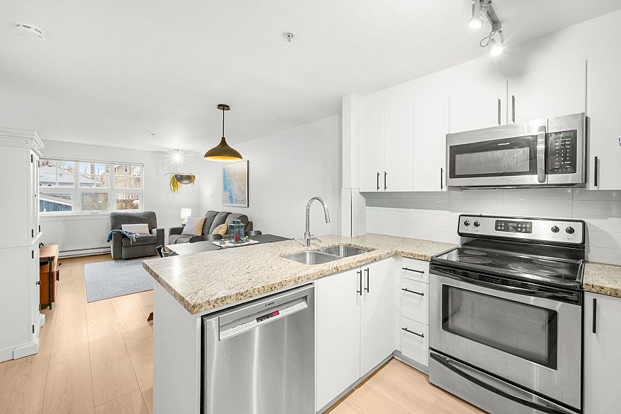 203 930 W 16th Avenue