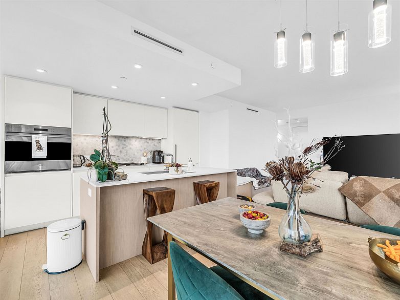 1401 1365 Davie Street