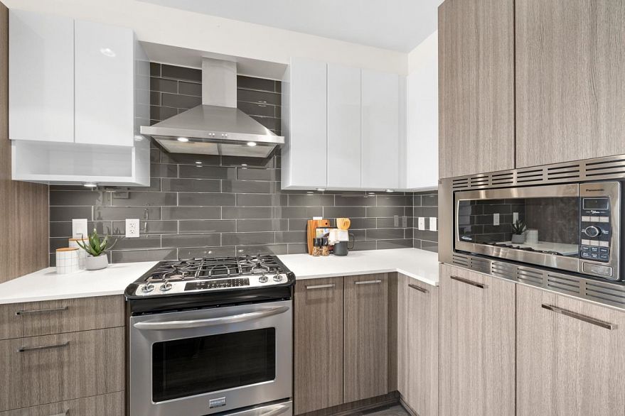 302 202 E 24th Avenue