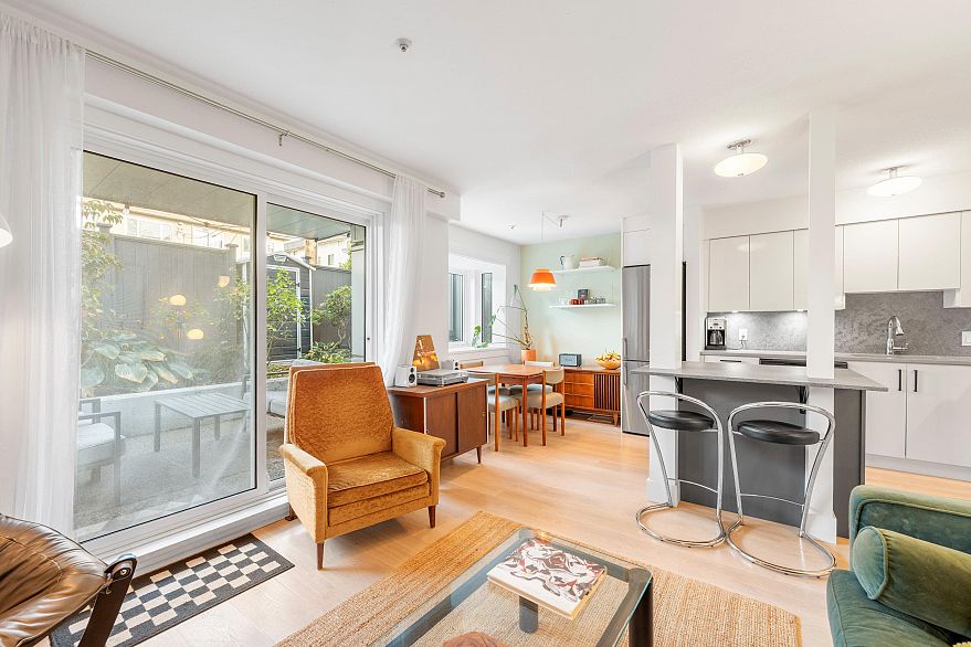 105 2133 Dundas Street