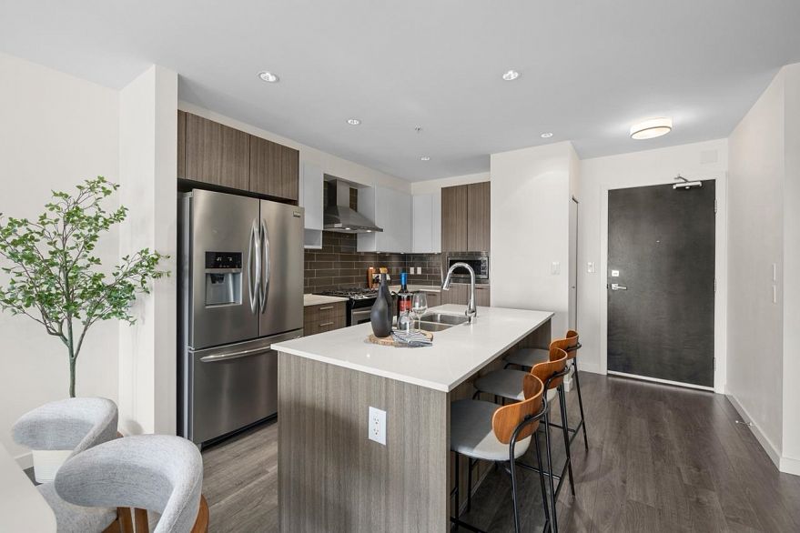 302 202 E 24th Avenue