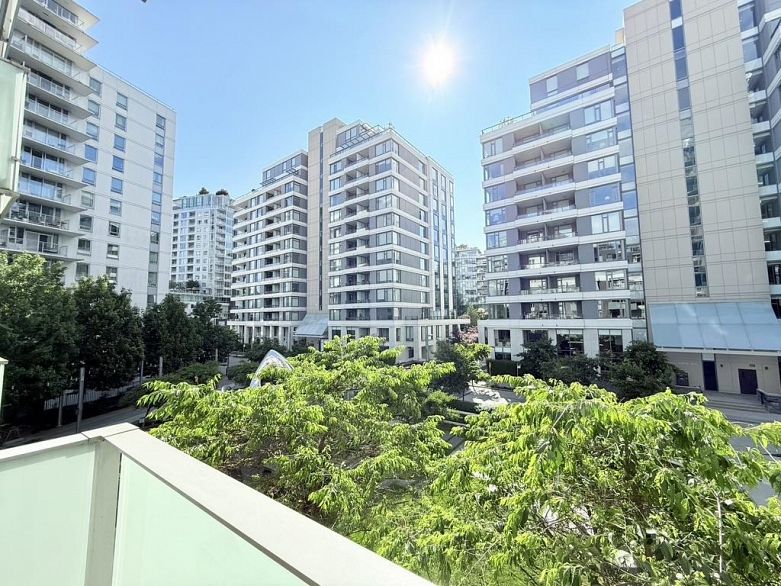 313 1661 Quebec Street