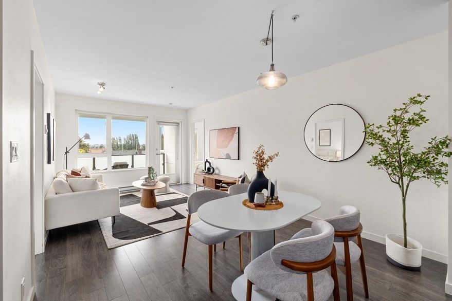 302 202 E 24th Avenue