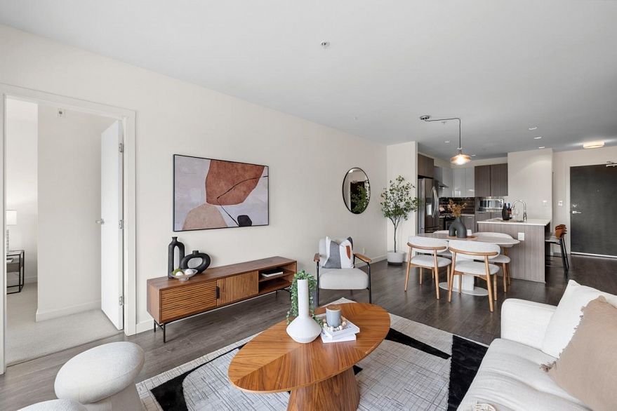 302 202 E 24th Avenue