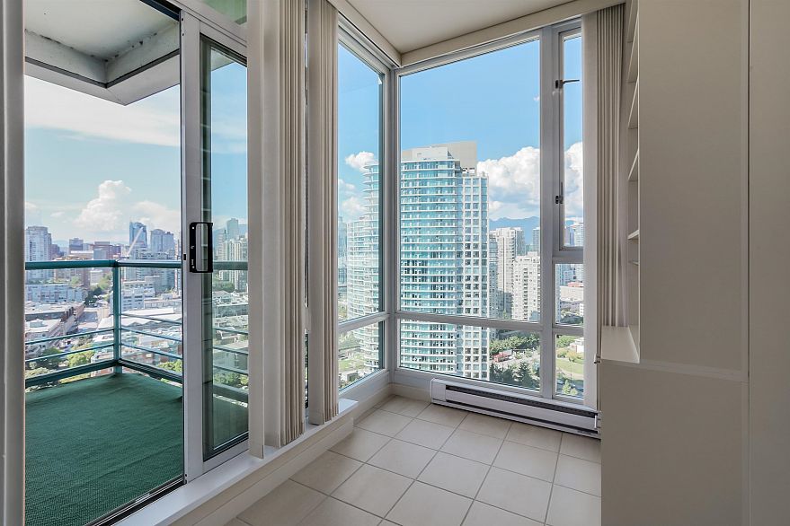 PH2803 1067 Marinaside Crescent