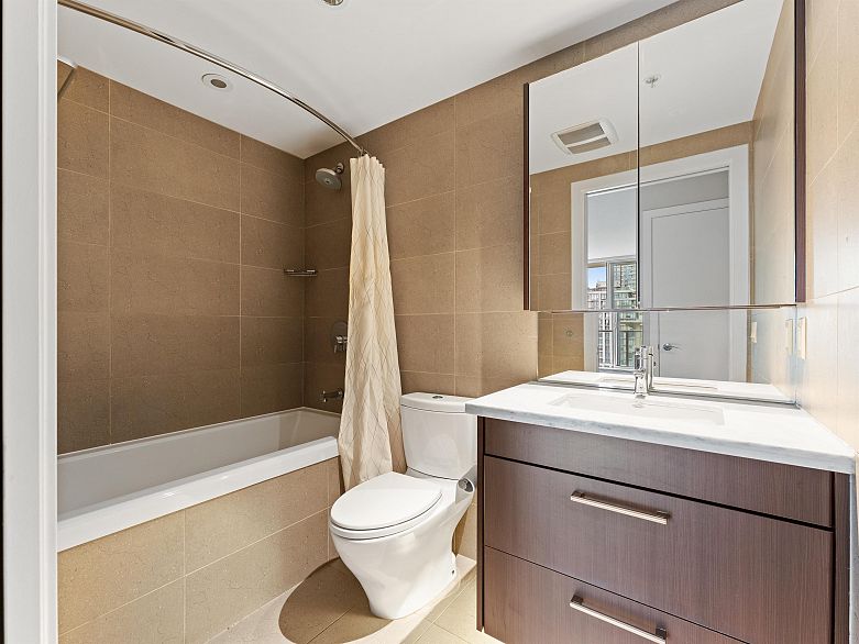 1006 108 W 1st Avenue