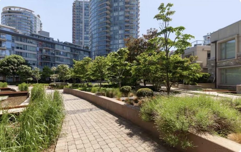 701 633 Abbott Street