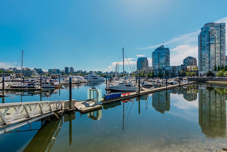 PH2803 1067 Marinaside Crescent