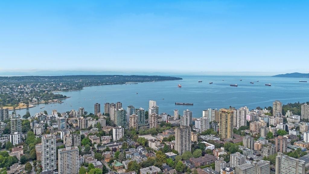 701 738 Broughton Street