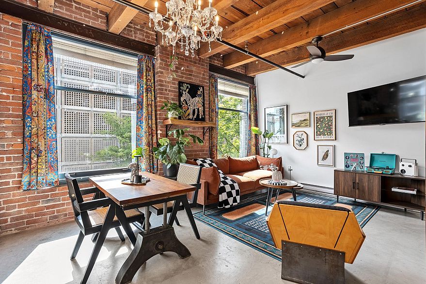 310 55 E Cordova Street