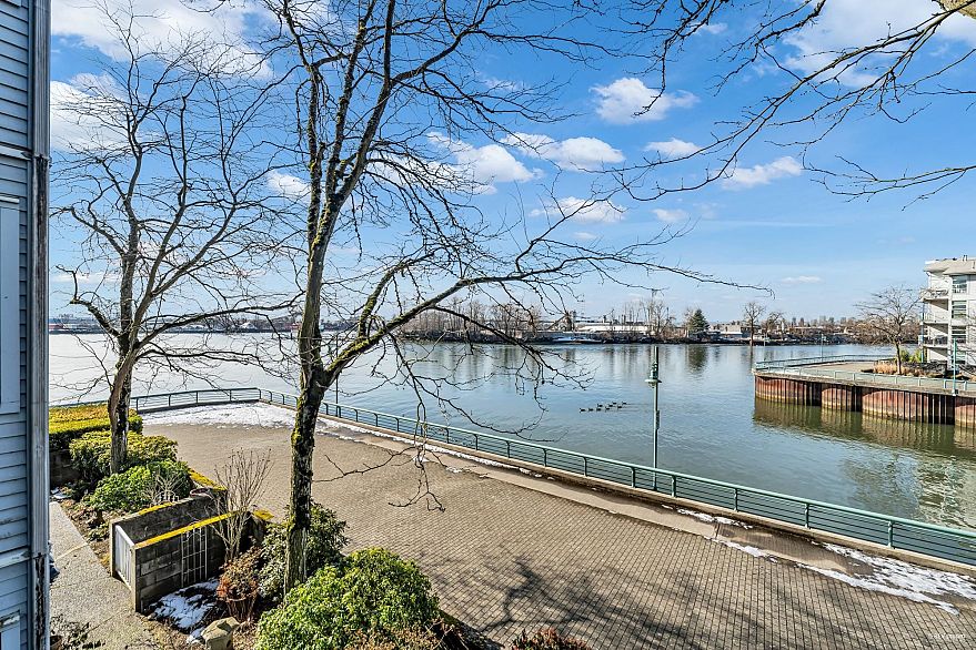 208 2020 E Kent Avenue South