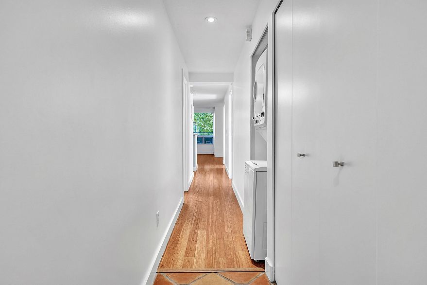 28 1345 W 4th Avenue