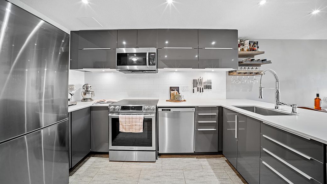 17 1345 W 4th Avenue