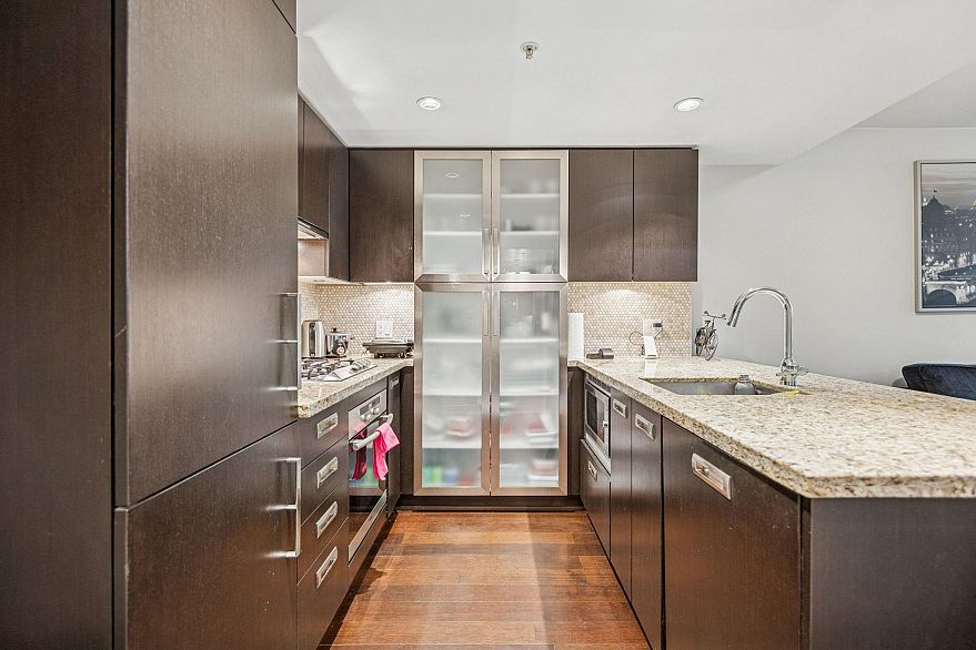 301 1055 Richards Street