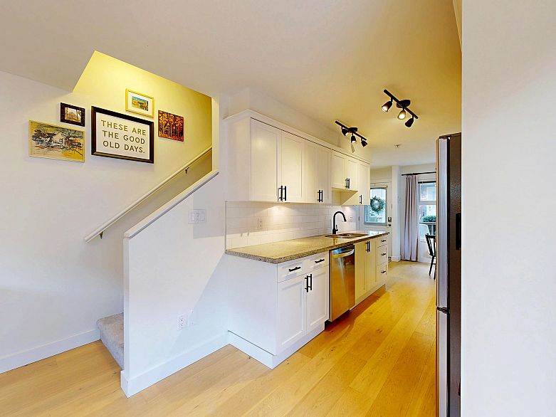 101 1672 E Pender Street