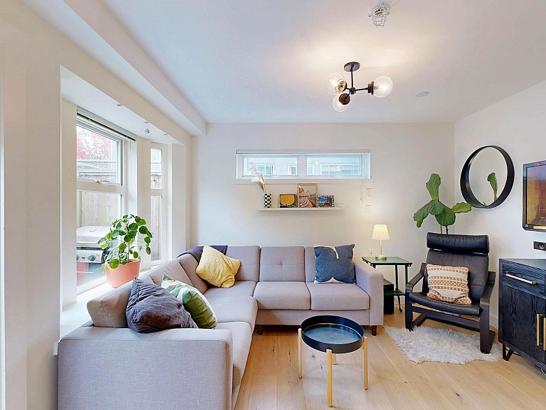 101 1672 E Pender Street