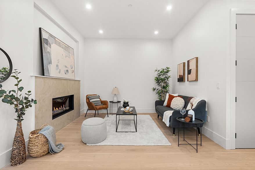 2 1822 E 14th Avenue