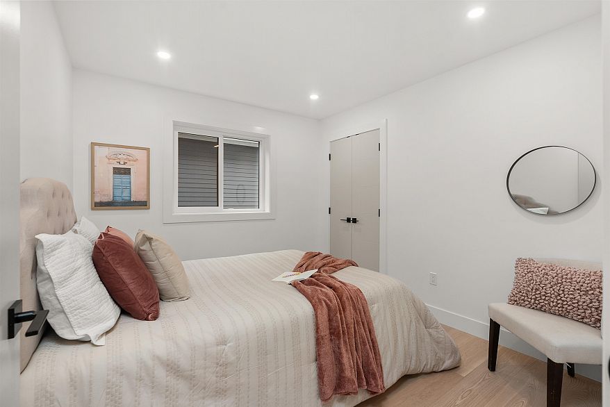 1 1822 E 14th Avenue