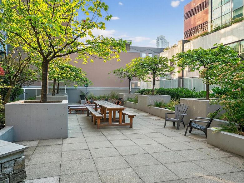 804 933 Seymour Street