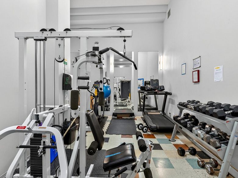 804 933 Seymour Street