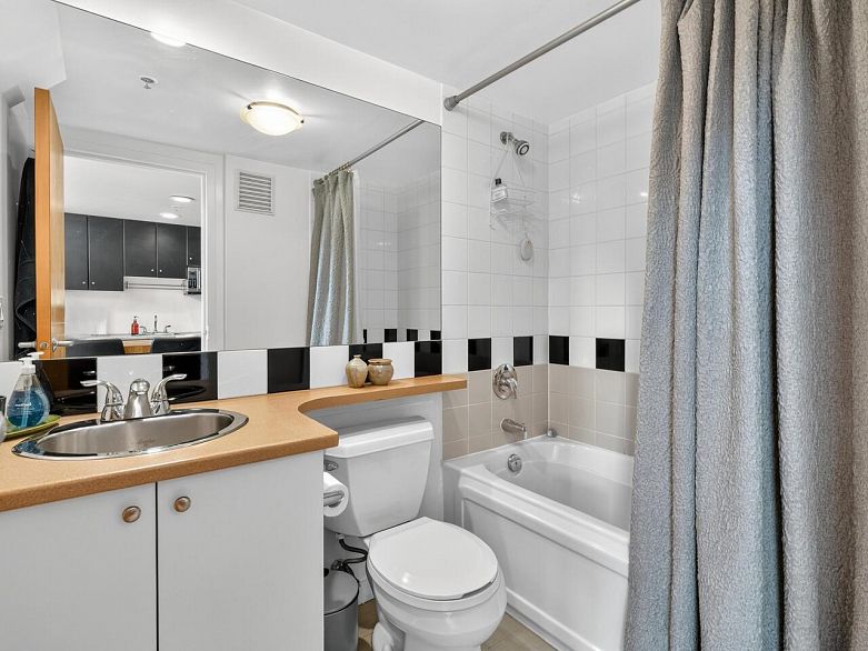 804 933 Seymour Street