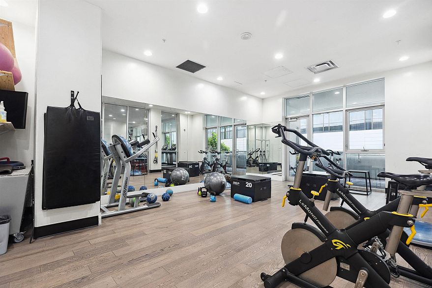 3003 833 Homer Street