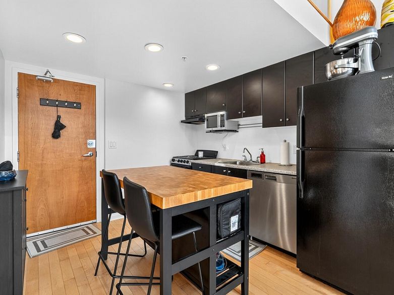 804 933 Seymour Street