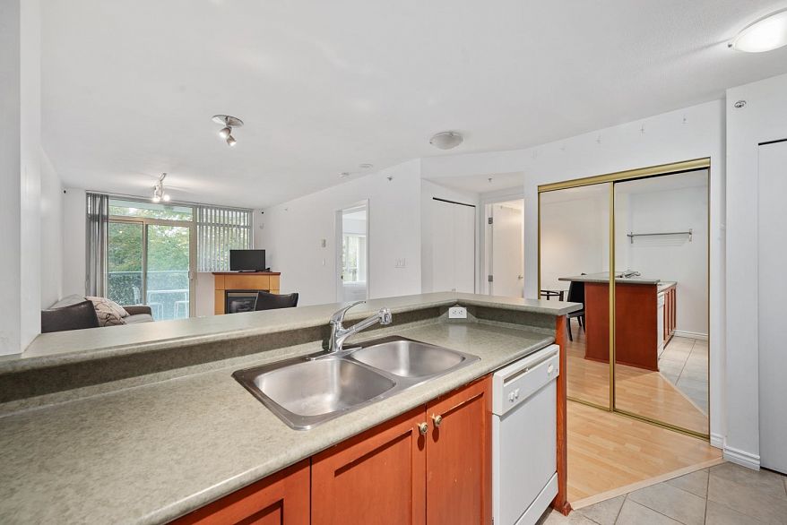 205 2733 Chandlery Place