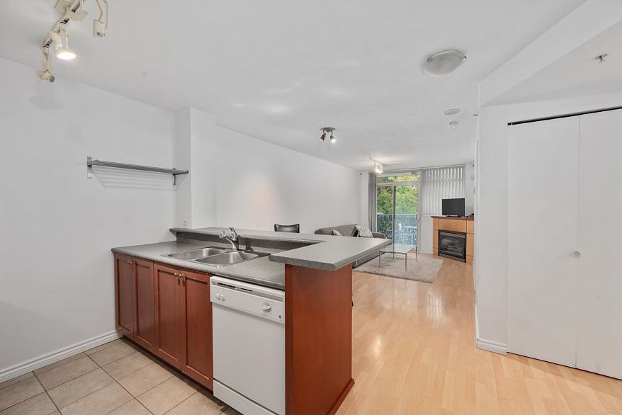 205 2733 Chandlery Place