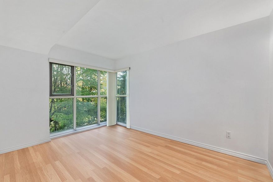 205 2733 Chandlery Place