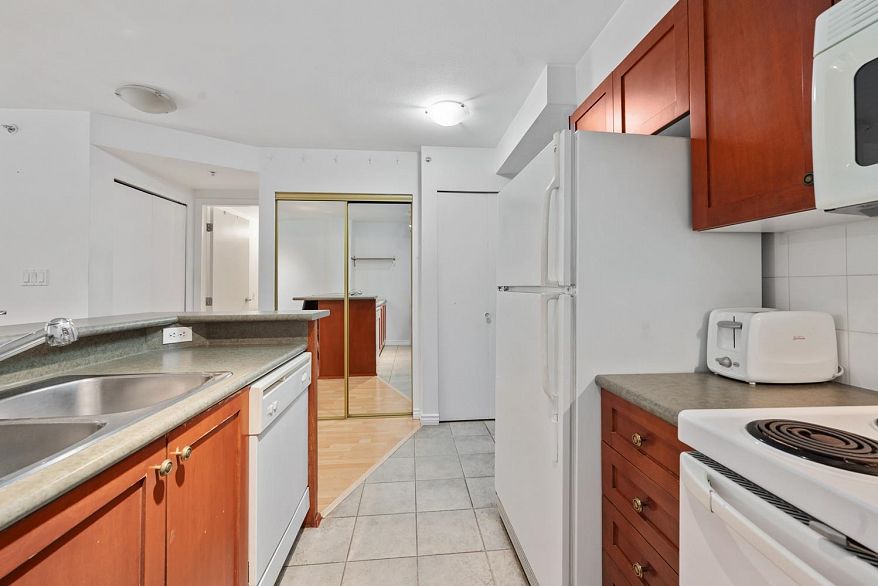 205 2733 Chandlery Place