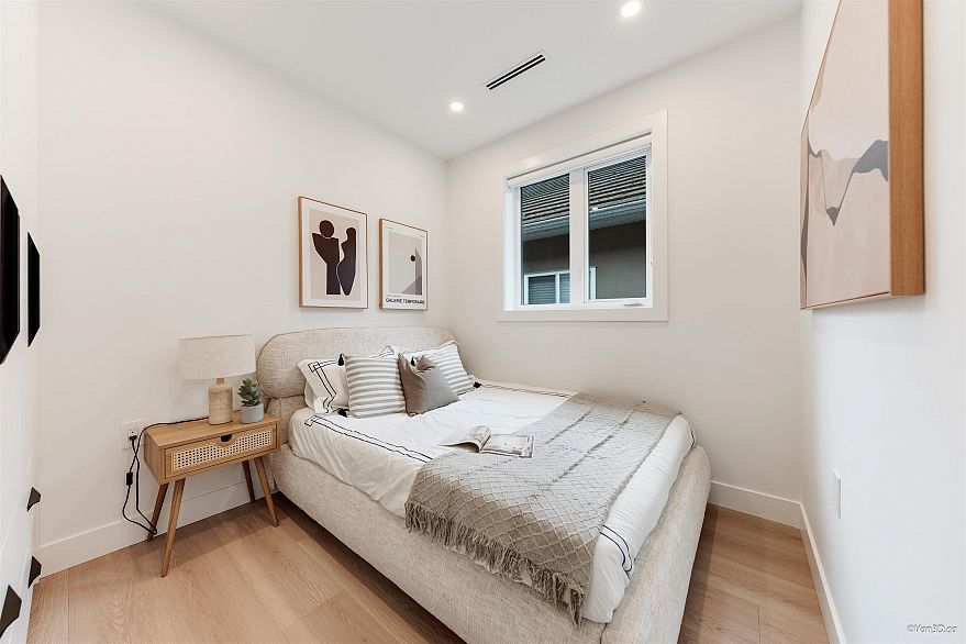 1 3121 E 46th Avenue