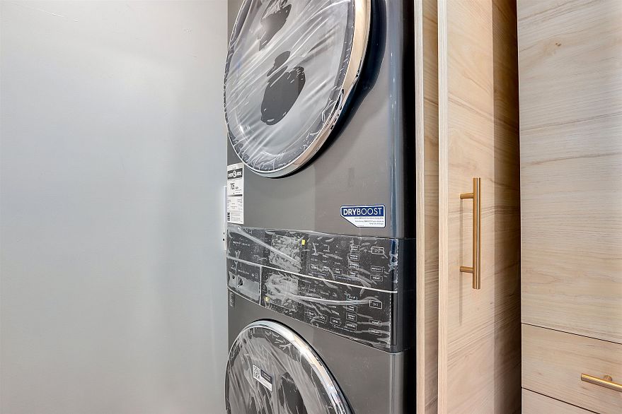 701 738 Broughton Street