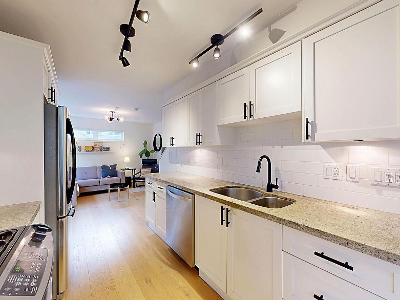 101 1672 E Pender Street